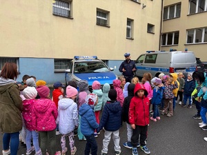 policjant ruchu drogowego tłumaczy bezpieczeństwa ruchu drogowego