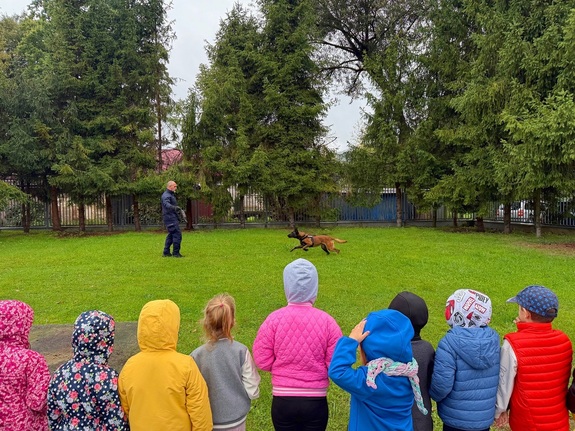 Dzieci oglądające tresure psa