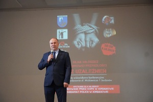 Wójt gminy Jordanów na scenie otwierający  spotkanie