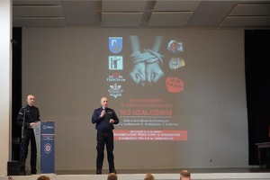 Komendant komisariatu policji stojący na scenie z mikrofonem