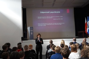 Ekspert ds. narkotyków z mikrofonem wśród młodzieży