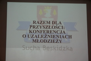 Wyświetlane Zdjęcie  na scenie z tematem konferencji