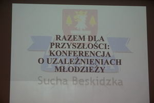 Wyświetlane Zdjęcie  na scenie z tematem konferencji