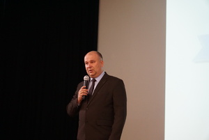 Przemawiający z mikrofonem na scenie Wójt Gminy Jordanów