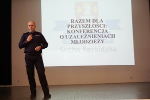 Przemiawiający z mikrofonem komendnat komisariatu Policji w Jordanowie