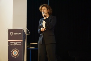 Przemawiajaca na scenie pani ekspert karolina Załęga