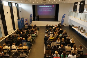 Wypełniona sala rodzicami podczas przemówienia pani Ekspert