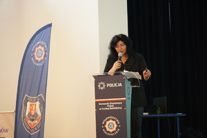 Przemawiająca na scenie Pani Pedagog