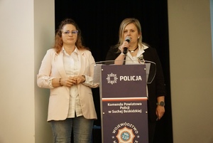 Przemaiwające na scenie Panie Kurator