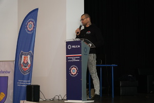 Przemawiający na scenie Rafał Szopa