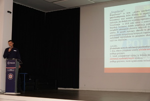 Przemawiajacy na scenie zastępca komendnanta Policji w Jordanowie