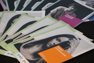 Zdjęcie folderów na temat uzależnień od alkoholu.