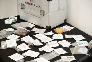 Zawartośc walizki profilaktycznej ułożona na stole