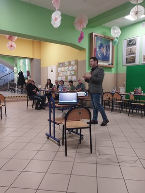 przemawiający do seniorów Burmistrz miasta Maków Podhalański