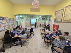 Przemawiająca do seniorów Pani Komendant