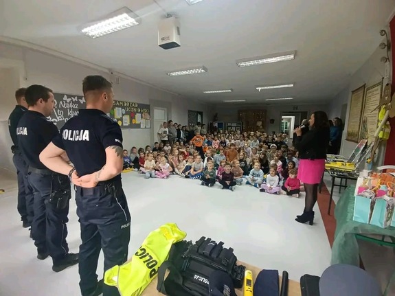 Pani z mikrofonem witająca policjantów