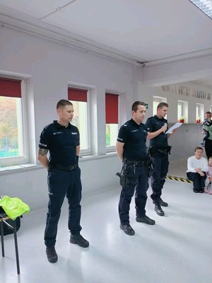 Dzielnicowy czytający bajke dydaktyczna dla dzieci