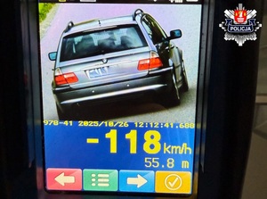 samochód bmw zarejestrowany na policyjnym mierniku prędkości