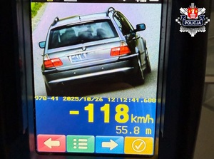 samochód bmw zarejestrowany na policyjnym mierniku prędkości