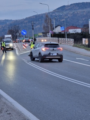 Policjanci na skrzyżowaniu kierują ruchem