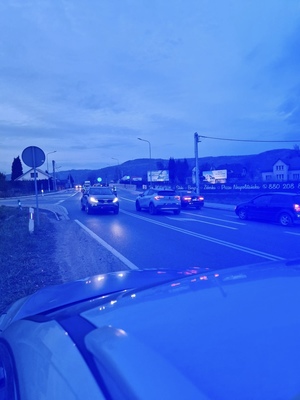 policjanci kierujący ruchem na skrzyżowaniu