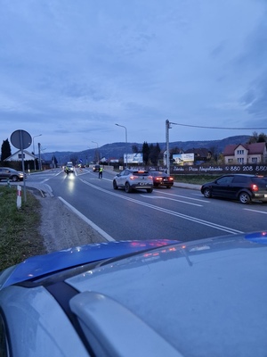 policjanci kierujący ruchem na skrzyżowaniu