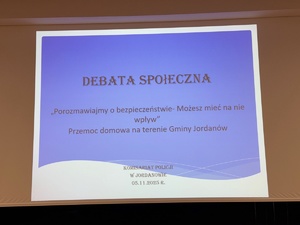 Wyświetlany Slajd prezentacji na temat debaty o przemocy domowej