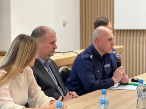 Przemawiający na debacie komendant komisariatu Policji w Jordanowie