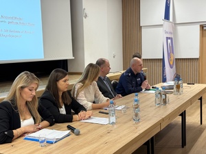 Przemawiający komendant komisariatu w obecności innych przedstawicieli gminy i gopsu