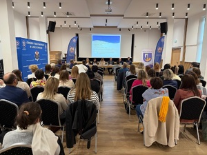 Zgromadzenia mieszkańcy podczas debaty siedzący na krzesłach