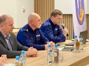 Przemawiający zastępca komendanta podczas debaty na temat przepisów i procedur związanych z przemocą domową
