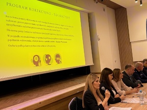 Przemawiająca kierownik zespołu interdyscyplinarnego