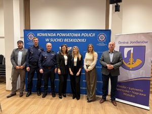 Wspólne zdjęcie komendantów Komisariatu wraz Wójtem i z przedstawicielami GOPSU w Jordanowie