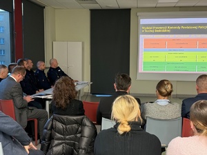 Naczelnik prewencji omawia  podczas debaty stan etatowy jednostki Policji