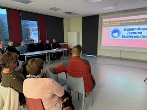 Kierownik dzielnicowych omawia podczas debaty program dzielnicowy bliżej nas