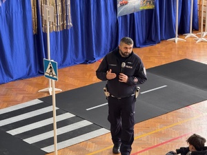 policjant z mikrofonem podczas wystąpienia o bezpieczeństwu