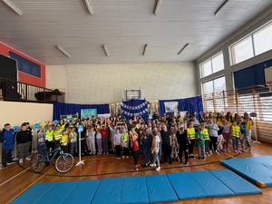 Pamiątkowe zdjecie uczniów i policjanta ruchu drogowego