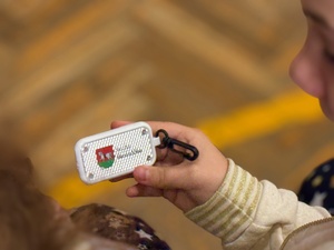 Dłoń dziewczynki trzymająca odblask z logo suchej beskidzkiej