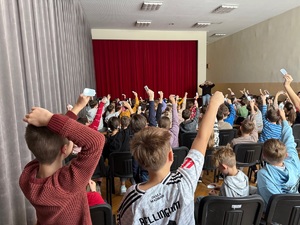 Ręce dzieci z włączonymi światełkami w odblaskach