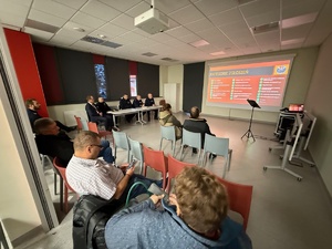 Siedzący uczestnicy debaty