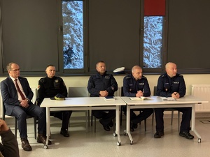 Siedzący wspólnie przedstawiciele policji i miasta