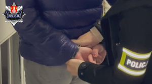 zdjęcie policjantki zakładającej kobiecie kajdanki