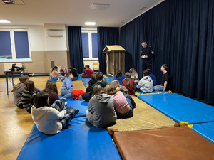 dzieci podzielone na trzy grupy rozwiązują gry na temat kibicowania