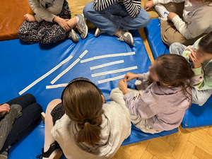 Dziewczynki i ułożone hasła na temat zachowania kibiców