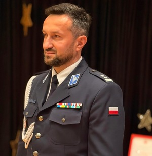 Komendant Powiatowy Policji w Suchej Beskidzkiej podczas wręczania dyplomu wojewody