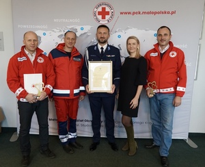 Wspólne zdjęci pozującego do zdjęcia Komendanta, policjantów i przedstawiciela Wojewody Małopolskiego