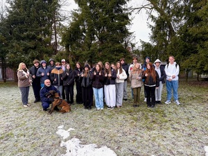 Pamiątkowe zdjęcie młodzieży z przewodnikiem i psem
