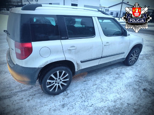 Biała Skoda zaparkowana na parkingu