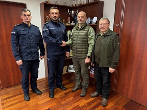 pozujący do zdjęcia Komendant Powiatowy Policji w Suchej Beskidzkiej wraz z zastępcą i dyrektorem babiogórskiego parku oraz komendantem straży Parku