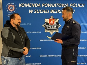 Komendant Powiatowy Policji w Suchej Beskidzkiej odczytuje podziękowanie dla mieszkańca powiatu suskiego